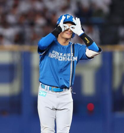 　３回、二塁打を放ち、ポーズをとる奈良間（撮影・中島達哉）