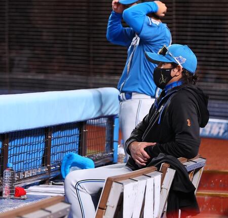 　７回、戦況を見つめる新庄監督（撮影・中島達哉）