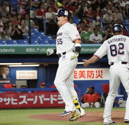 　１回、２ランを放ち喜ぶ村上