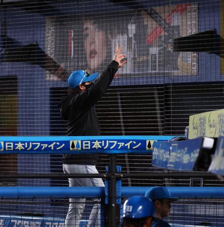 　スタンドのファンに手を振りながら引き揚げる新庄監督（撮影・中島達哉）