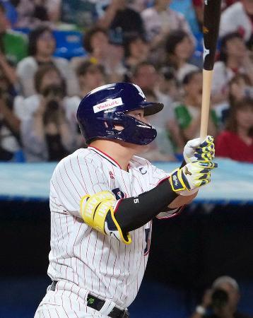 　１回ヤクルト２死一塁、村上が右中間に２ランを放つ＝神宮