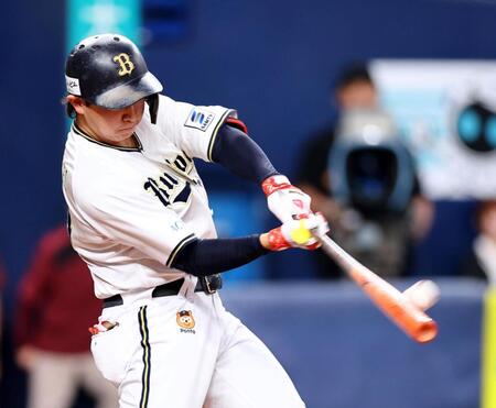 　５回、左越えに先制２ランを放つ紅林（撮影・山口登）