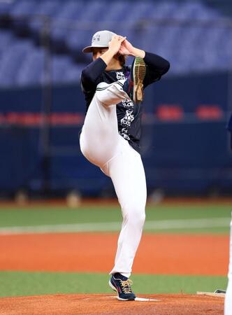 　マウンドで佐々木朗希のマネをする宮城（撮影・山口登）