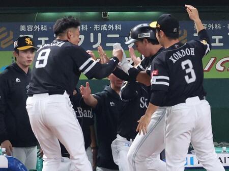 　５回、勝ち越し２点二塁打を放った栗原（中央）は柳町の適時打で生還し、ナインに祝福される（撮影・吉澤敬太）