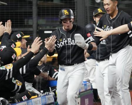 　５回、柳町の右前打で生還しナインに迎えられるソフトバンクの栗原（中央）＝ベルーナドーム