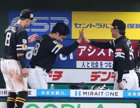 　２番手を務め終え、ベンチで小久保監督（右）とタッチする藤井（中央）＝撮影・吉澤敬太