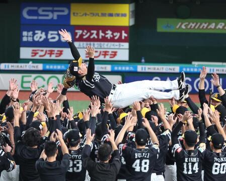 　優勝しナインの手で宙を舞う小久保監督（撮影・吉澤敬太）