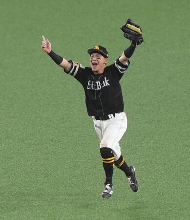 　優勝の瞬間、歓喜のバンザイをする牧原大（撮影・園田高夫）