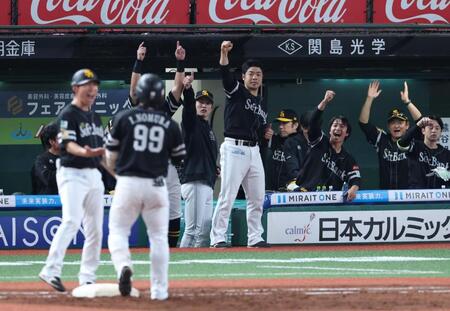 　２回、盛り上がるソフトバンクベンチ（撮影・金田祐二）