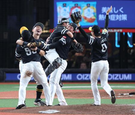 　杉山（中央）ら歓喜のソフトバンクナイン（撮影・金田祐二）