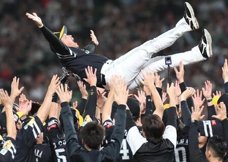 　胴上げされる小久保監督（撮影・佐々木彰尚）