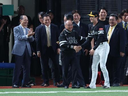 　孫正義オーナーを胴上げに導く周東。左端は王貞治会長（撮影・金田祐二）