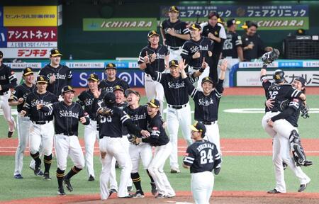 　優勝し喜ぶソフトバンクナイン（撮影・吉澤敬太）