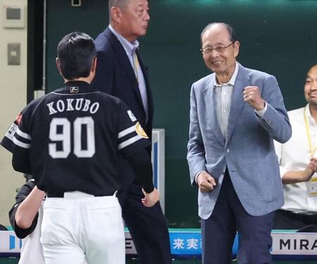 最下位から逆転2連覇の小久保監督を称賛 孫オーナー「去年とまた違う深い喜び」 王球団会長「年々たくましくなって、思っていた以上に大きな監督に」