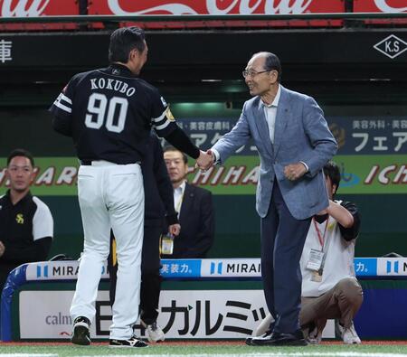 　小久保監督と握手する王貞治会長（撮影・佐々木彰尚）