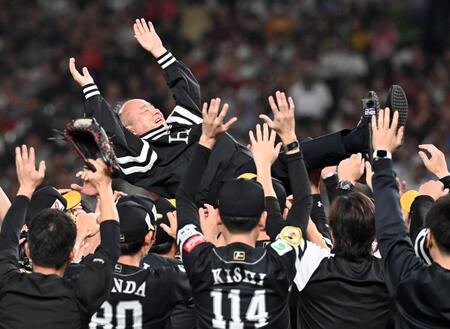 　パ・リーグ連覇を果たし、胴上げされる孫正義オーナー