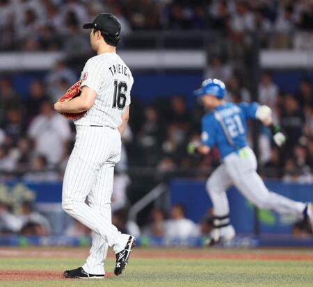 　２回、清宮幸（右）に先制ソロを浴びる種市（撮影・中島達哉）