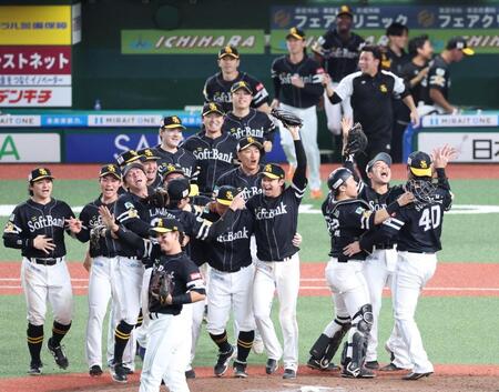 　優勝し喜ぶソフトバンクナイン（撮影・吉澤敬太）