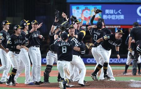 　歓喜のソフトバンクナイン（撮影・金田祐二）