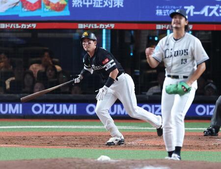 　５回、勝ち越し打を放つ栗原（撮影・金田祐二）