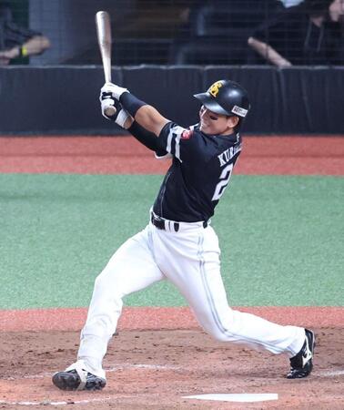 　５回、勝ち越し２点二塁打を放つ栗原（撮影・吉澤敬太）