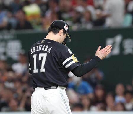 　７回裏終了時、グラブをたたく有原（撮影・佐々木彰尚）