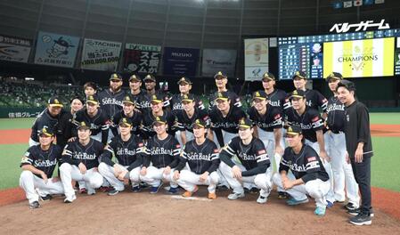 　写真におさまる投手陣（撮影・佐々木彰尚）