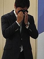 　引退会見で山田らに花束を贈られ号泣する川端（撮影・伊藤玄門）