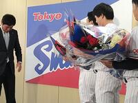 　引退会見でサプライズ登場した山田らに涙を流す川端（撮影・伊藤玄門）