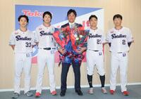 　会見を終え撮影に応じる（左から）内山、山田、川端、中村悠、古賀（撮影・石井剣太郎）