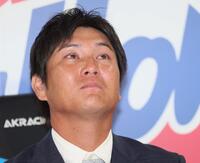 　引退会見に臨む川端（撮影・石井剣太郎）