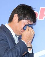 　引退会見を終え、涙を流す川端（撮影・石井剣太郎）