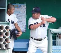 　１回、アドバイスを送る大阪桐蔭・西谷監督（右）＝撮影・中田匡峻