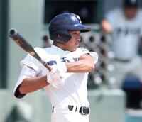 　１回、先制適時二塁打を放つ大阪桐蔭・中西佳虎（撮影・中田匡峻）