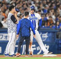 　巨人戦の７回、三塁の判定を巡るリプレー検証中、トレーナーらと話し込むオースティン（奥）＝２６日