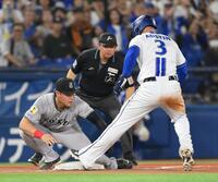 　巨人戦の７回、右翼手・オコエの悪送球間に三塁を狙うもアウトになるオースティン（右）＝２６日