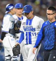 　巨人戦の６回、代打・増田陸の打席中、トレーナーとともにマウンドを降りる東（中央）＝２６日