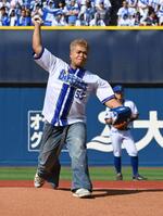 　始球式を務めるＭＡ５５ＩＶＥ　ＴＨＥ　ＲＡＭＰＡＧＥ・Ｌ（撮影・持木克友）