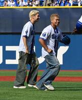 　始球式を務めるＭＡ５５ＩＶＥ　ＴＨＥ　ＲＡＭＰＡＧＥ・ＬとＭ（撮影・持木克友）