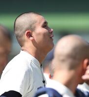 　浪速戦に先発し、６回無失点の好投でチームを勝利に導き、安堵の表情を見せる大阪桐蔭・川本晴大（撮影・中田匡峻）