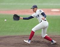 　２回、浪速・小倉輝大の打球にグラブを出す大阪桐蔭・川本晴大（撮影・中田匡峻）