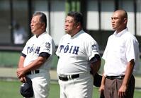 　浪速にコールド勝ちし、校歌を聞く大阪桐蔭・西谷監督（中央）＝撮影・中田匡峻