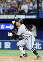 　９回、佐々木が右前に逆転２点打を放つ