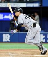 　９回、中山が中前に適時打を放つ