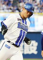 　８回、２ランを放ち、塁を回る蝦名