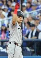 　９回、２点打を放ち、ポーズをとる岡本