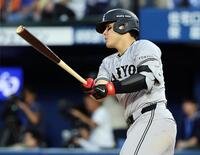 　９回、岡本が左前に２点打を放つ