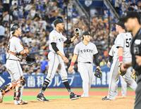 　９回を抑えたマルティネスとハイタッチを交わす巨人ナイン（撮影・持木克友）