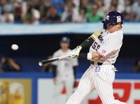 　１回、逆転２ランを放つ村上（撮影・石井剣太郎）