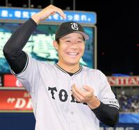 　ヒーローインタビューを終え、ポーズをとる佐々木